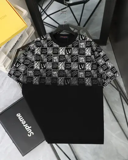 包邮 LOUIS VUITTON/路易威登LV 2025新款经典棋盘格印花短袖圆领T恤 Louis Vuitton,法国路威酩轩集团-LVMH旗下品牌,著名奢侈品箱包和皮具品牌,百余年的传奇经典,全球时尚旅行艺术的精致象征.印有“LV”标志这一独特图案的交织字母帆布包,伴随着丰富的传奇色彩和雅典的设计而成为时尚之经典.延续至今,不论后来延伸出来的皮件、丝巾或手表、笔、服装,都是以崇尚精致、品质、舒适的“旅行哲学”,作为设计理念. 面料采用320G 100%纯棉双纱面料 同缸定染特种加粗32支双股1X1螺纹克纯棉面料,保证舒适性同时透气冰爽的同时又不透底!面料上身有型弹性不紧绷日常通勤运动统统yyds -肩膀采用双针车线跨缝工艺后领口处采用纯棉拉条提升了后颈接触的舒适度布面干净.布纹清晰,柔软舒适 - 全套定制的原版辅料,吊牌,洗水,主唛,防潮纸统统安排到位.版型釆用OS宽松落肩版型.男女同款 颜色:黑色 白色 尺码表:图9